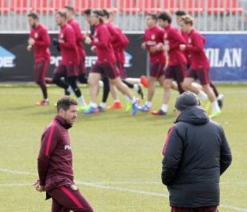 Simeone y Burgos observan el entrenamiento
