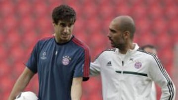 Guardiola, con Javi Mart&iacute;nez en un entrenamiento.