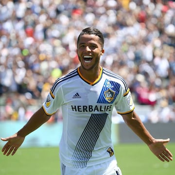 Como último en esta lista, aunque seguramente no por mucho tiempo, tenemos a Giovani Dos Santos. El zurdo juega actualmente para el L.A. Galaxy y ha marcado ocho veces (hasta el nueve de mayo). El mexicano se encuentra en gran forma física y viviendo un buen momento, por lo que sospechamos, de mantenerse sano, que irá escalando posiciones con rapidez en la lista de los mexicanos con más goles en la historia de la MLS. 