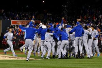 Así celebraron los jugadores de los Reales de Kansas City al término del Juego 5 del Clásico de Otoño ante los Mets su coronación en Grandes Ligas.