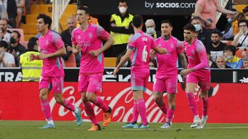 El Chimy &Aacute;vila celebra su gol en Mestalla.