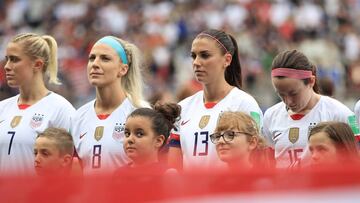 A pesar de ser la selección con más campeonatos mundiales, el representante femenil de los Estados Unidos, sus sueldos siguen siendo inferiores a los del varonil.