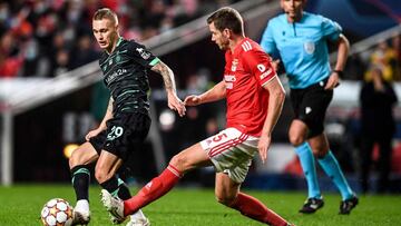 Benfica&#039;s Belgian defender Jan Vertonghen (R) challenges Dynamo&#039;s Ukrainian midfielder Vitaliy Buyalskiy during the UEFA Champions League first round group E football match between SL Benfica and Dynamo Kiev at the Luz stadium in Lisbon on Decem