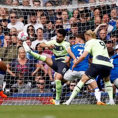 Mina lucha contra Haaland, pero Everton es goleado por el City