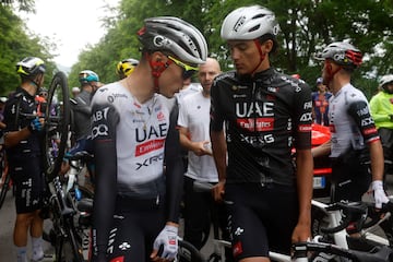 El ciclista espa?ol Juan Ayuso (izq.) del UAE Team Emirates XRG conversa con el ciclista mexicano Isaac Del Toro (der.) del UAE Team Emirates XRG despu¨¦s de que la carrera se detuviera debido a varias ca¨ªdas durante la sexta etapa.