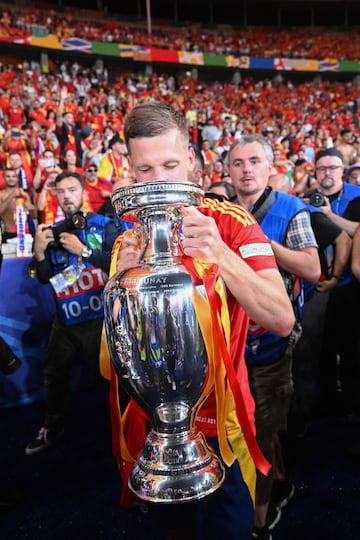 Daniel Olmo con el trofeo de la Eurocopa.