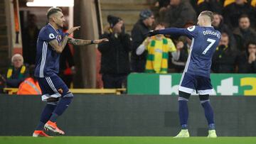 Gerard Deulofeu celebra el gol con Roberto Pereyra.