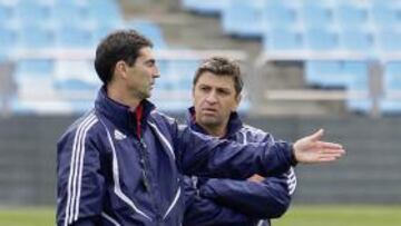 <b>TÁNDEM. </b>Gay y Nayim, dirigiendo una sesión de entrenamiento en la Ciudad Deportiva.