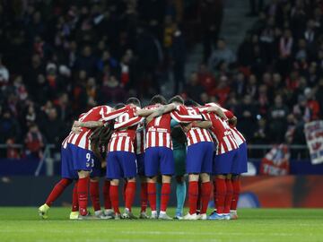 Los jugadores del Atlético de Madrid hacen piña antes del inicio del encuentro.