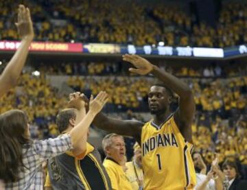 Lance Stephenson, celebrando la victoria con los aficionados.