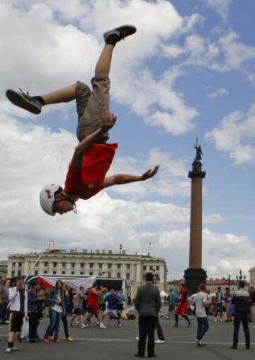 Un participante salta con un pogo stick frente a la Columna de Alejandro en la Plaza del Palacio durante el festival juvenil de la cultura en la calle  en San Petersburgo.