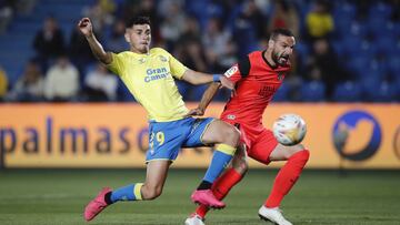 Coco y Lombán pugnan por un balón durante el encuentro.