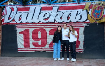 Ana Blanco, con la representantes del Femenino B.