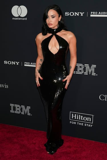 Demi Lovato posa en la alfombra roja de la gala Pre-Grammy celebrada en el hotel Beverly Hilton de Los Ángeles.