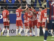 El Almería festeja uno de los tres goles en Huesca.