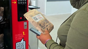 La máquina dispensadora de pruebas de VIH instalada en Siloé por la Secretaría de Salud de Cali, es la primera del país.