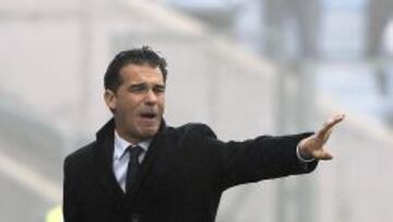 Luis García da instrucciones en el partido ante el Rayo.