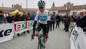 El ciclista británico del Team Sky Chris Froome pasa por el control de firmas en la Plaza de España de Sevilla para la cuarta etapa de la 64 Vuelta a Andalucía.