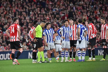El VAR revisó una acción en la que el balón golpeó en la mano de un defensa rojiblanco, pero finalmente no se señaló penalti.