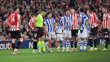 El VAR revisó una acción en la que el balón golpeó en la mano de un defensa rojiblanco, pero finalmente no se señaló penalti.