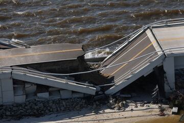 El huracán Ian llegó al oeste de Florida con vientos de más de 240 km/h, provocando inundaciones catastróficas en varias localidades, también ha dejado inundaciones  y graves destrozos en el centro de la península. La tormenta provocó una marejada ciclónica  que inundó grandes áreas del suroeste de Florida, las áreas cercanas a la costa han quedado arrasadas.