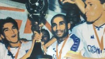 Carlos Castro (centro) fue goleador y campeón en Millonarios; en 2011 levantó la Copa Merconorte 2001.