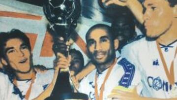 Carlos Castro (centro) fue goleador y campe&oacute;n en Millonarios; en 2011 levant&oacute; la Copa Merconorte 2001.