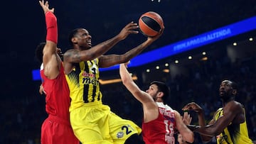 James Nunnally lanza ante el Olympiacos.