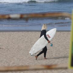 Chiclana prohibe el surf e indigna a la comunidad surfera local