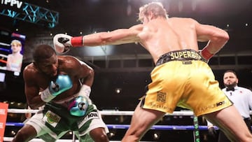 Floyd Mayweather esquiva un golpe de Logan Paul.