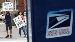 La gente se re&uacute;ne para una manifestaci&oacute;n en apoyo del Servicio Postal de EE. UU. (USPS) frente a una oficina de correos en Cambridge, Massachusetts, EE. UU., 25 de agosto de 2020.