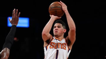 NEW YORK, NY - OCTOBER 31: Devin Booker #1 of the Phoenix Suns shoots against the Brooklyn Nets during their game at Barclays Center on October 31, 2017 in the Brooklyn Borough of New York City. User expressly acknowledges and agrees that, by downloading and/or using this Photograph, user is consenting to the terms and conditions of the Getty Images License Agreement.   Al Bello/Getty Images/AFP
 == FOR NEWSPAPERS, INTERNET, TELCOS &amp; TELEVISION USE ONLY ==