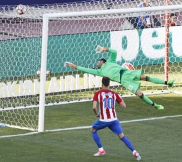 Carrasco marca el 2-0.