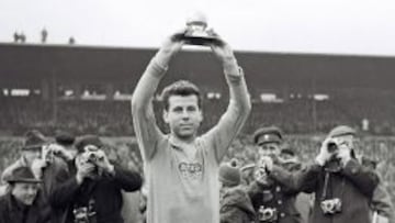 Masopust levanta el Balón de Oro de 1962.