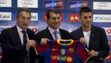 David Villa, durante su presentaci&oacute;n como jugador del Barcelona junto a Begiristain y Laporta.