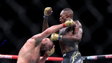 Perth (Australia), 17/08/2024.- Dricus du Plessis (L) of South Africa in action against Israel Adesanya (R) of Nigeria during their Middleweight title bout at UFC 305 at RAC Arena in Perth, Australia, 18 August 2024. (Sudáfrica) EFE/EPA/RICHARD WAINWRIGHT AUSTRALIA AND NEW ZEALAND OUT