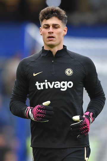 El portero del Chelsea Kepa Arrizabalaga ha querido homenajear al 'Txopo' Iribar. El portero vasco salió en el calentamiento del partido del Chelsea frente al Leeds con una camiseta negra con el nombre de Iribar y con el número 80.