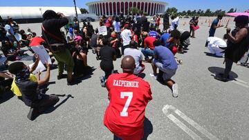 Un manifestante con la camiseta de Kaepernick se arrodilla en Inglewood (California) durante una protesta contra el racismo.