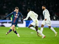 Paris Saint-Germain's Spanish midfielder #08 Fabian Ruiz (L) kicks the ball during the French L1 football match between Paris Saint-Germain (PSG) and Paris FC at the Parc des Princes stadium in Paris on January 4, 2026. (Photo by Blanca CRUZ / AFP)