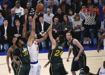 Robin López intenta encestar ante Jeff Withey.