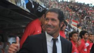 Diego Simeone saluda al público de la que fue su casa, Estudiantes de La Plata.