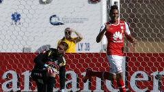 El jugador de Santa Fe Anthony Otero celebra el primer gol de su equipo hoy, mi&eacute;rcoles 9 de marzo de 2016, durante un partido entre Cobresal y Santa Fe por el grupo 8 de la Copa Libertadores, en el estadio El Cobre de El Salvador (Chile). EFE/Andre