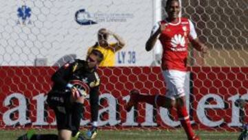 El jugador de Santa Fe Anthony Otero celebra el primer gol de su equipo hoy, mi&eacute;rcoles 9 de marzo de 2016, durante un partido entre Cobresal y Santa Fe por el grupo 8 de la Copa Libertadores, en el estadio El Cobre de El Salvador (Chile). EFE/Andre