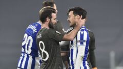 Soccer Football - Europa League - Round of 32 First Leg - Real Sociedad v Manchester United - Allianz Stadium, Turin, Italy - February 18, 2021 Manchester United&#039;s Juan Mata with Real Sociedad&#039;s David Silva after the match REUTERS/Massimo Pinca