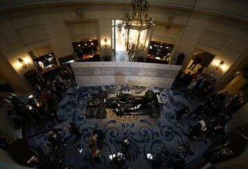 El Royal Automobile Club fue el lugar elegido para la presentación del nuevo monoplaza de la escudería Haas F1 Team que tendrá de pilotos a Grosjean y Magnussen. 