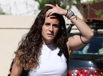 Teresa Abelleira Dueñas, jugadora del Real Madrid Femenino, llegando al hotel para concentrarse con la selección.