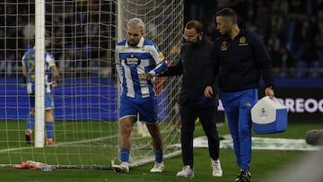 David Mella, jugador del Deportivo, se retira del campo lesionado en el partido contra el Granada.