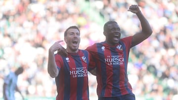 Soko y Enrich celebran e segundo gol del Huesca