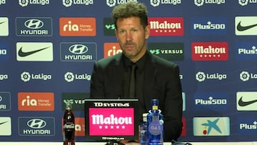 Simeone compareciendo en rueda de prensa