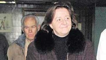 <b>DE ALTA. </b>Di Stéfano abandona el hospital con su hija.